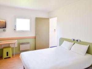 A bed or beds in a room at Ibis budget Saint-Étienne stade