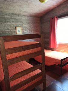1 dormitorio con 2 literas y ventana en Casas Las Coloradas, en Piriápolis