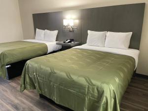 una habitación de hotel con 2 camas en una habitación en Dreamland Inn, en Marion