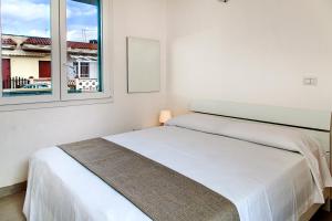 マリーナ・ディ・マンカヴェルサにあるResidence Mare Bluのベッドルーム1室(ベッド2台、窓付)