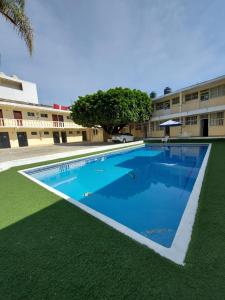 einem großen Pool vor einem Gebäude in der Unterkunft Hotel 20 De Julio in Cuernavaca