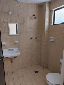 La salle de bains est pourvue d'une douche, d'un lavabo et de toilettes. dans l'établissement Hotel 20 De Julio, à Cuernavaca