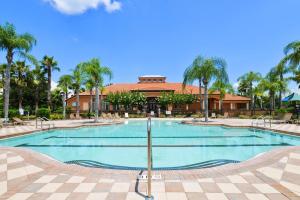 Swimming pool sa o malapit sa Share villa with other guests