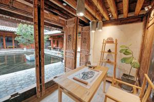 daにある大理甲科第文化民宿の木造の部屋(テーブル、窓付)