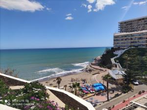 トレモリノスにあるNUEVO Roca Chica, Primera Línea Playa,Torremolinosのリゾートのバルコニーからビーチの景色を望めます。