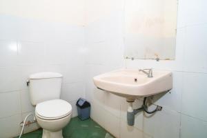 łazienka z toaletą i umywalką w obiekcie RedDoorz near Kampus 3 UTY Yogyakarta w mieście Yogyakarta