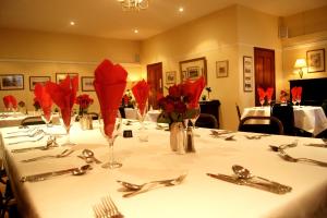 Restoran või mõni muu söögikoht majutusasutuses Auld Cross Keys Inn