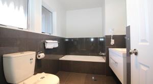 Koupelna v ubytování Carramar Motor Inn