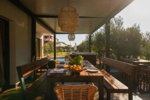 Ban công/sân hiên tại Villa Suncica with Heated Pool, Jacuzzi and Bikes near Zadar
