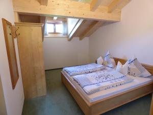 a bedroom with a bed in a room with a window at Kierngaßlehen in Schönau am Königssee