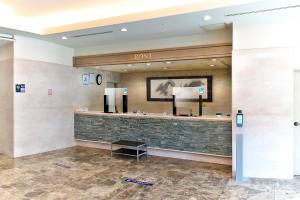 una hall di un hotel con una zona di attesa di Hotel Crown Hills Toyohashi a Toyohashi