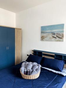 Ban Thepha的住宿－สิชลแฮปปี้เฮ้าส์ Sichon happy house，一间卧室配有蓝色的床,上面有篮子