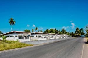 una strada vuota di fronte a un edificio bianco di สิชลแฮปปี้เฮ้าส์ Sichon happy house a Ban Thepha