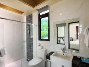 un bagno con wc, lavandino e doccia di Water Ripple a Yanliau