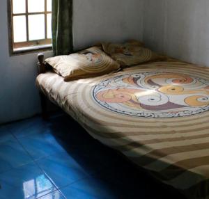 SermoにあるSuparman Homestayの毛布が付いた部屋のベッド1台
