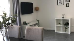 A television and/or entertainment centre at *CENTRAL LAKESIDE APT*Swimming Pool & Free Parking