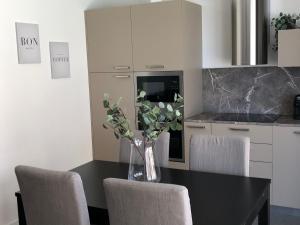 A kitchen or kitchenette at *CENTRAL LAKESIDE APT*Swimming Pool & Free Parking