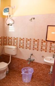Koupelna v ubytování Aishwaryam Deshna Service Apartment Ambattur Chennai + 21 fotografií