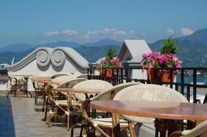 una fila di tavoli e sedie sul tetto di Boutique Hotel O. Galogre a Batumi