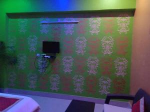 a room with a green and red wall at Raj Palace in Bharatpur