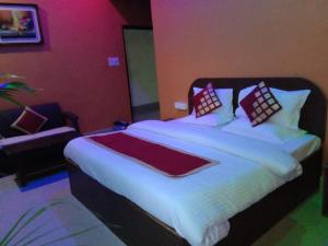 Een bed of bedden in een kamer bij Vamoose Raj Palace