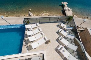 Výhled na bazén z ubytování Ville Sol Del Mar nebo okolí