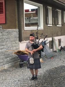 um homem num kilt segurando um instrumento em B&B Friedau em Nottwil