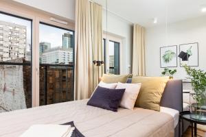 Voodi või voodid majutusasutuse Mennica Residence - City Center by Renters Prestige toas