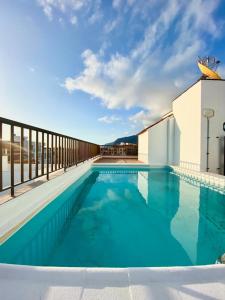 a swimming pool with blue water on a building at Los Angeles 3 Bed Apartment with Pool in Puerto de Santiago