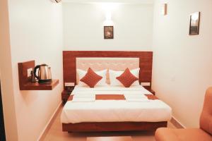 A bed or beds in a room at ADVAITHA RESIDENCY