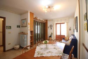 a living room with a dining table and a living room at Villino da Susy in Otranto