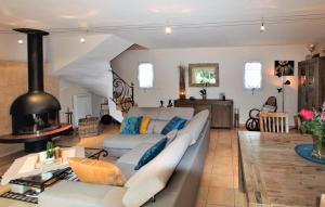 uma sala de estar com um sofá e uma lareira em VILLA FLAMENCA - piscine chauffée em Châteaurenard