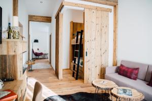ein Wohnzimmer mit einem Sofa und einem Tisch in der Unterkunft Familienhotel Hinteregger in Katschberghöhe
