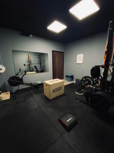 una habitación con un gimnasio con caja y equipo de ejercicios en Hotel Europa, en Chivasso