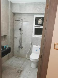 Koupelna v ubytování Al Ghubrah Plaza Hotel
