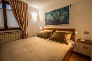 ein Schlafzimmer mit einem Bett und einem Wandgemälde in der Unterkunft L'Atelier du Temps - Maison Germain in Courmayeur
