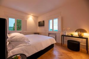 - une chambre avec un lit, un bureau et des fenêtres dans l'établissement Villa Monty Banks, à Cesena