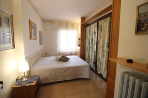 una piccola camera con letto e finestra di Villino da Susy a Otranto