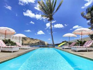 Bazen u objektu Villa Horizon Lointain - Private beach and pool with sea view ili u blizini