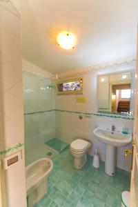 サンタ・フラーヴィアにあるCasa Panoramica Mongerbinoのバスルーム(トイレ、洗面台、シャワー付)