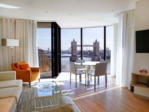 sala de estar con mesa y vistas al puente de la torre en Cheval Three Quays at The Tower of London, en Londres