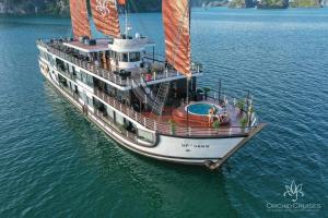 un gran barco flotando en el agua en Orchid Classic Cruise, en Ha Long