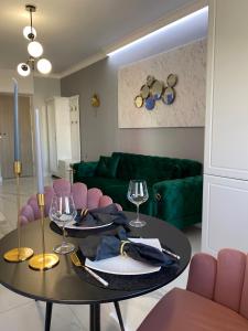 - un salon avec une table et des chaises violettes dans l'établissement Marble Apartments, à Oradea