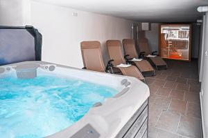 a large hot tub in a waiting room with chairs at Villa Oliver 1 Hévíz in Hévíz