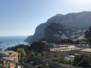 uma vista para a costa amalfi com uma montanha em Villa Guya em Capri