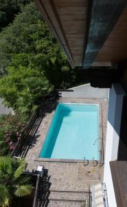 an overhead view of a swimming pool in a yard at Appartements Martinsheim in Tirolo