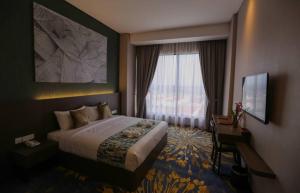 a hotel room with a bed and a window at D ELEGANCE GRAND BANDAR SERI ALAM in Masai