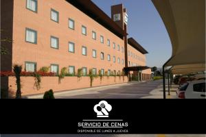 Una representación de un edificio con un cartel delante. en Posadas De España Paterna, en Paterna