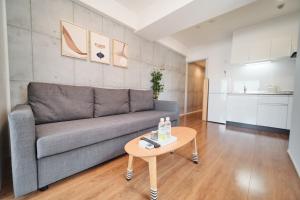 uma sala de estar com um sofá e uma mesa em Yoshitsuki kaku - Yoshitsuki Apart Hotel em Tóquio