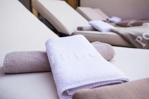 a row of pillows sitting on a row of beds at Lechquell Hotel Post in Steeg